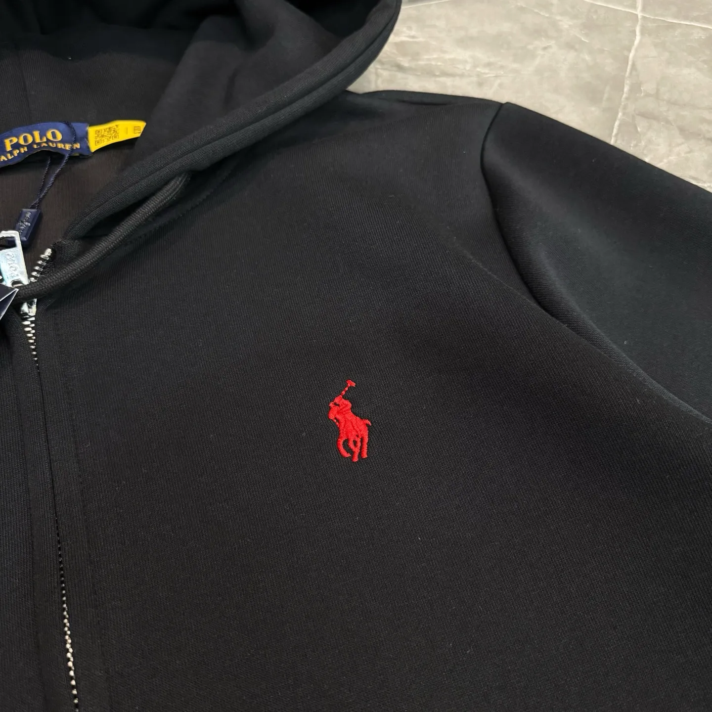P250 model number Y126 Raff embroidered small label hooded jacket. Official website new limited edition jacket. Multiple designs. Fundraising for half a month. Made with conscience. 420g air layer composite fabric. Imported machine full classic embroidery small label. Large factory flow workmanship. Neat and orderly stitching. Loose os version. Versatile style. Couple style. Tag. Hanging grain. Washed. Main wheat. Packaging. Full set of accessories. 📦 All details are real shots without beauty filters. Feel free to buy📷 colour: black navy size: s m l xl